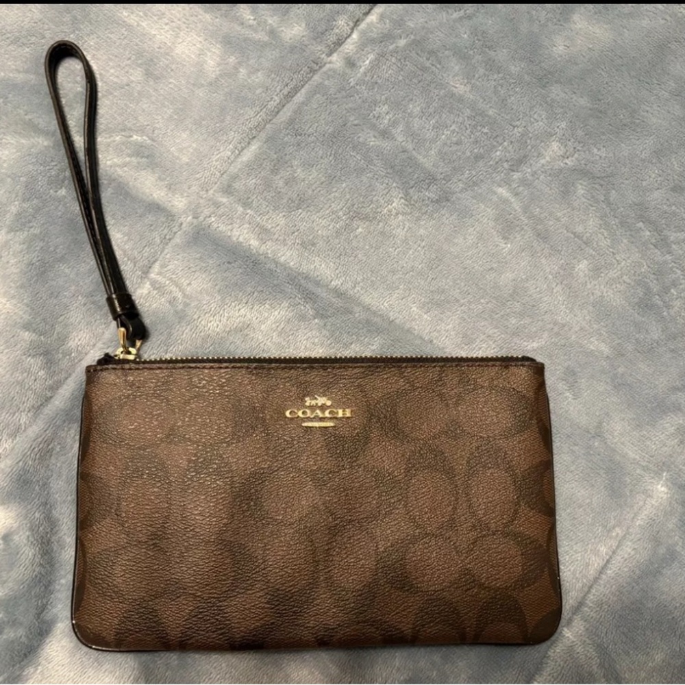 I am selling I no longer use it.  No rips or tears and was in smoke free home.